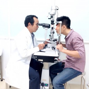 Bác sĩ Lâm Văn Cát, đang khám mắt cho bệnh nhân